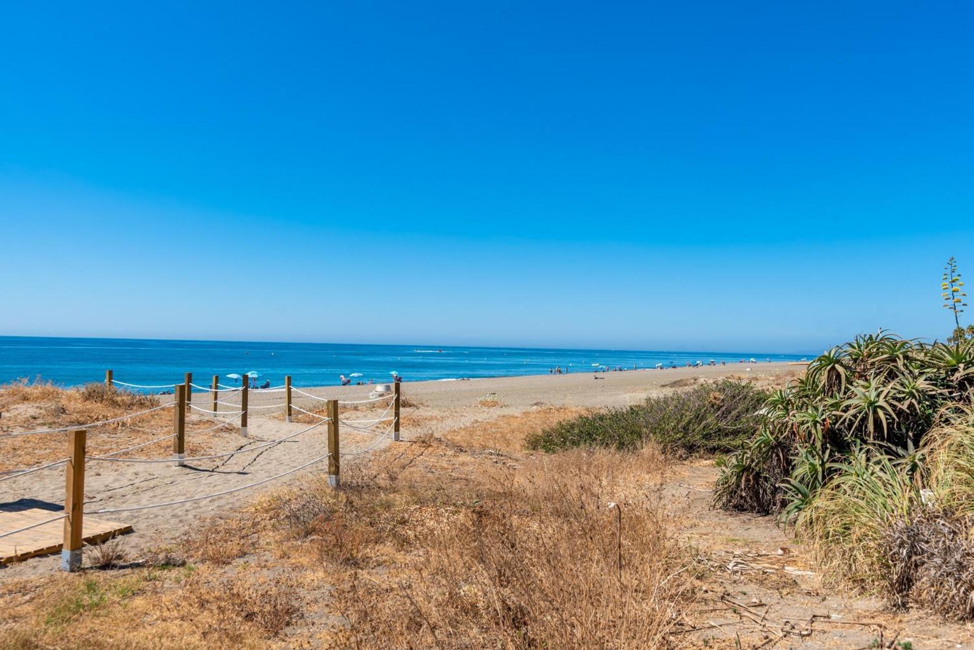 Exceptional Beachfront Complex With Pool In Costalita, Естепона Екстер'єр фото